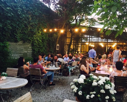 Sfeervolle avond op het terras van bistro au casino in kortrijk