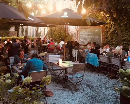 Zuiderse tuin en terras van bistro au casino in Kortrijk